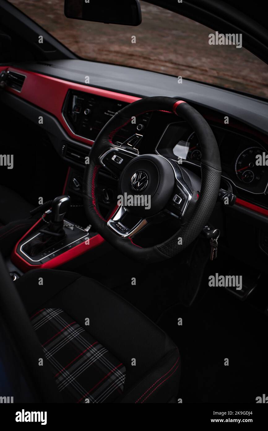 Un cliché vertical de la pièce de conducteur intérieure de la Volkswagen Polo. Banque D'Images