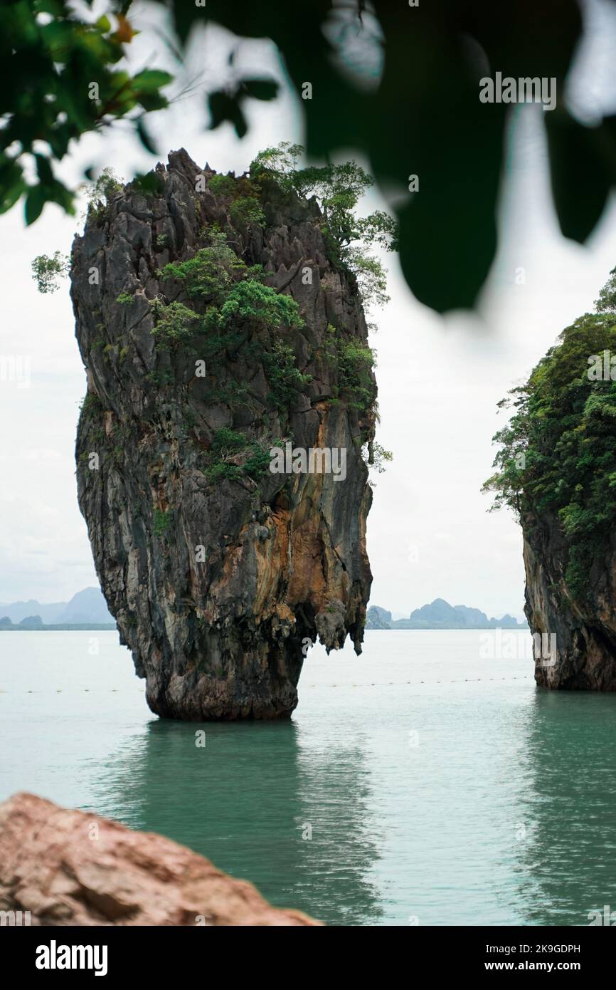 Un cliché vertical de Ko Tapu Rock dans la belle île de Khao Phing Kan en Thaïlande Banque D'Images