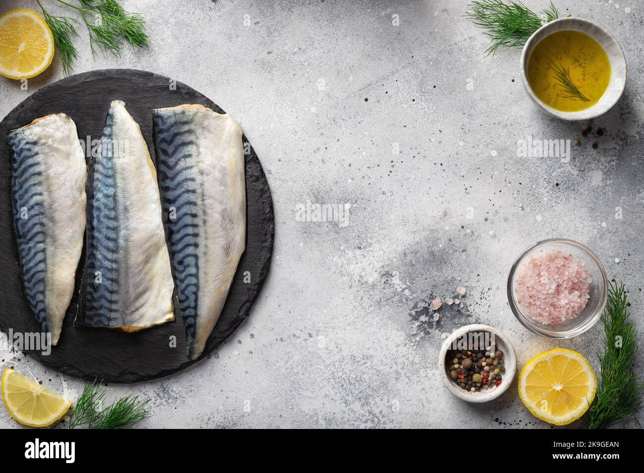 filet de maquereau frais sur panneau d'ardoise avec herbes aromatiques, épices Banque D'Images