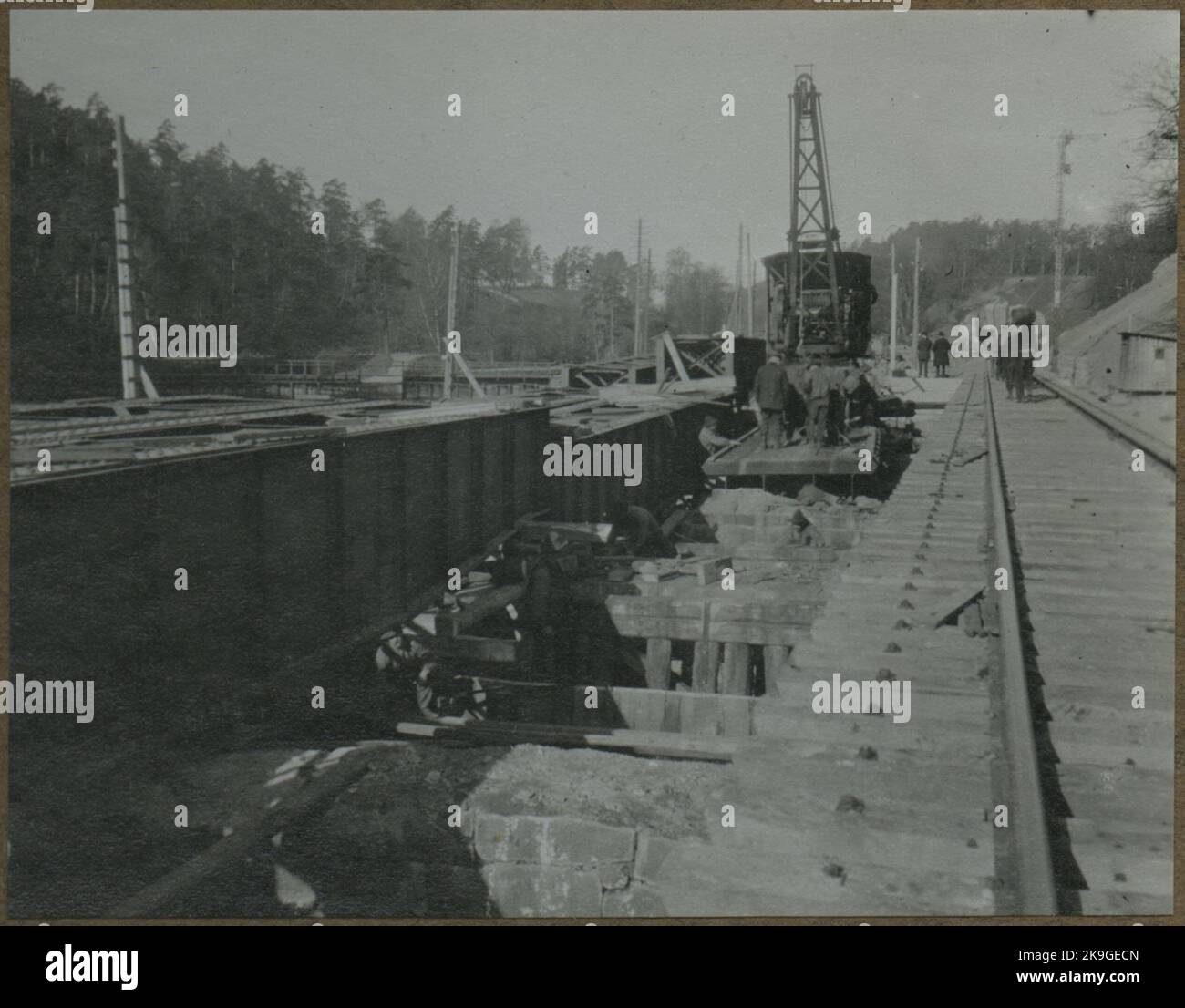 Bâtiment à deux voies entre Alingsås - Olskroken. Numéro Jonsered Bro 010. L'ancienne superstructure est retirée à l'aide d'une grue à vapeur. Banque D'Images