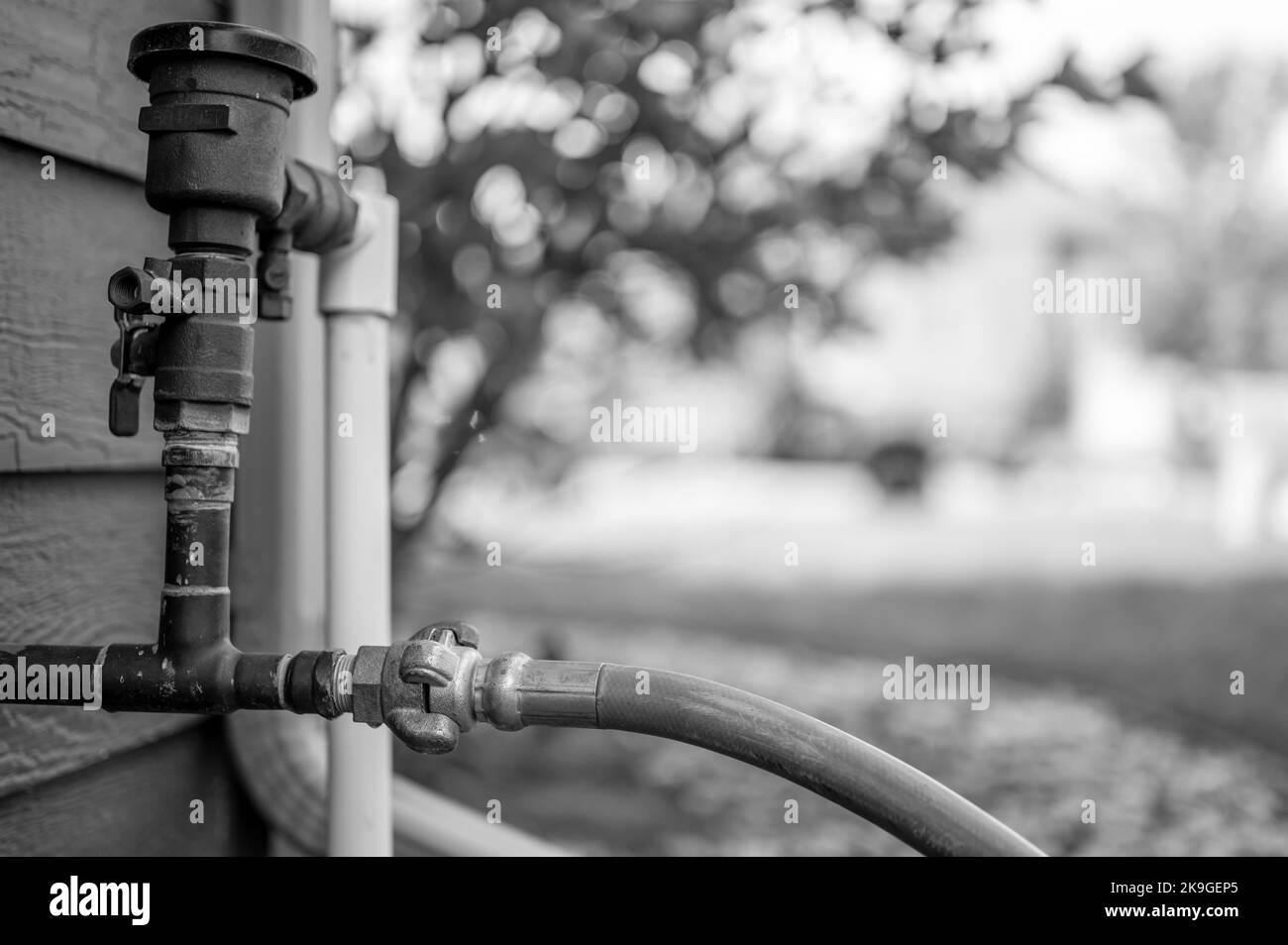 Hivernage d'un système d'irrigation résidentiel à l'aide d'un compresseur et d'air forcé pour souffler les conduites vides. Banque D'Images