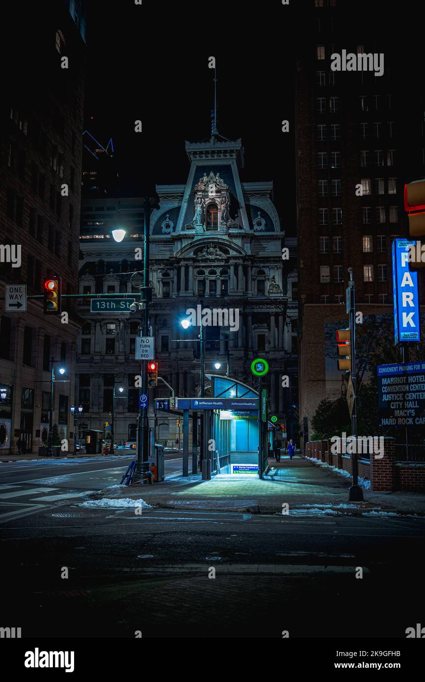 Une photo verticale de la rue cinématographique de Philadelphie la nuit Banque D'Images