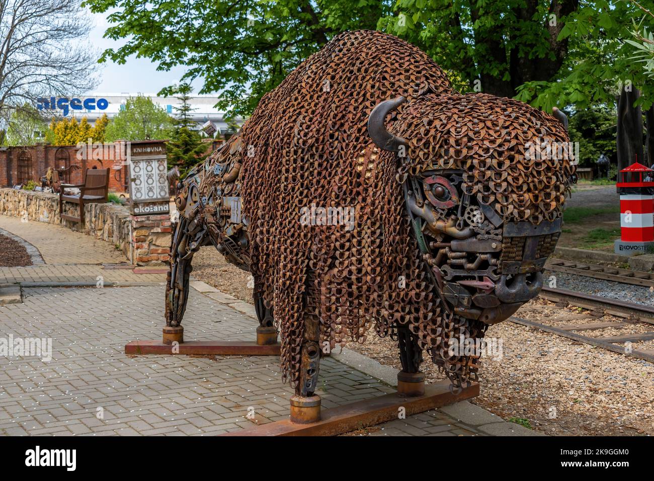 KOVOZOO exposition originale de déchets métalliques, de technologie et d'objets rétro. Statue d'un bison fait de déchets métalliques Banque D'Images