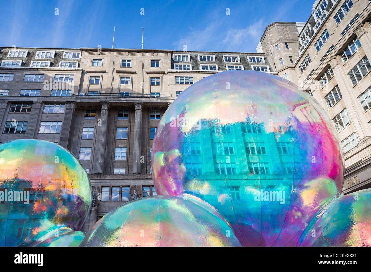 Installation lumineuse d'une beauté vue pendant la journée à Liverpool dans le cadre du festival River of Light. Créés par atelier Sisu, ces boiss sont gigantesques Banque D'Images