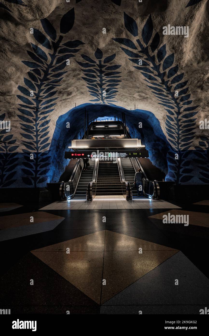 Stockholm, Suède - 2022 septembre : métro T-Centralen ou station centrale de tunnelbana avec des motifs bleus et blancs Banque D'Images