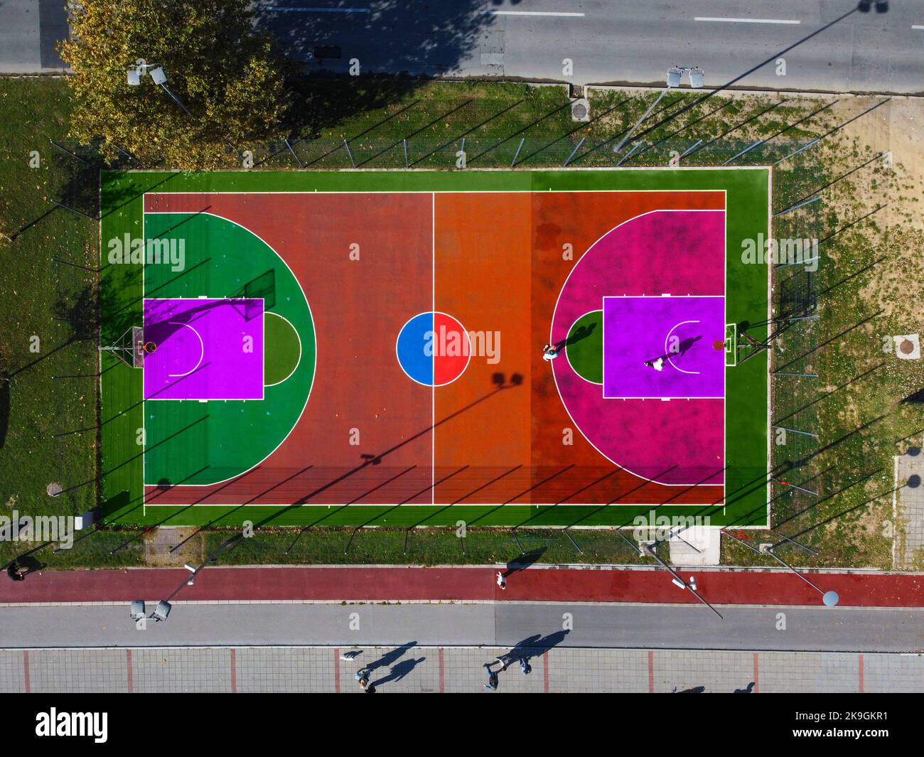 Le terrain de basket-ball animé d'une ville Banque D'Images