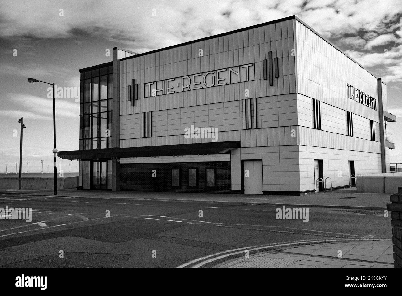 Une photo en niveaux de gris du nouveau cinéma regent dans le front de mer de Redcar, Teesside Banque D'Images