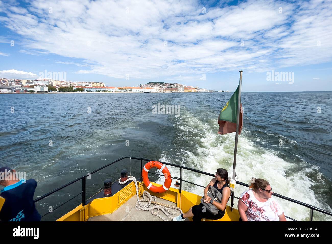 Groupe de touristes prenant un tour sur un bateau de visite Banque D'Images