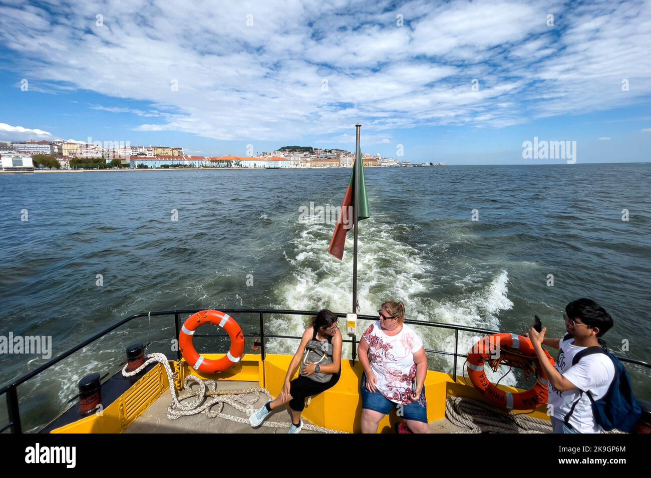 Groupe de touristes prenant un tour sur un bateau de visite Banque D'Images