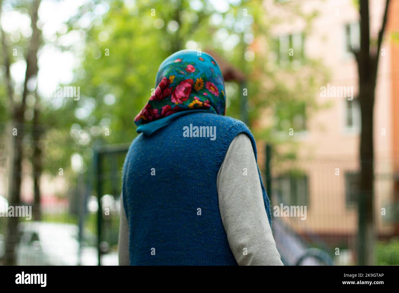 Grand-mère en foulard. Femme russe âgée. Grand-mère en vêtements bleus.  Femme âgée dans la cour de la maison Photo Stock - Alamy