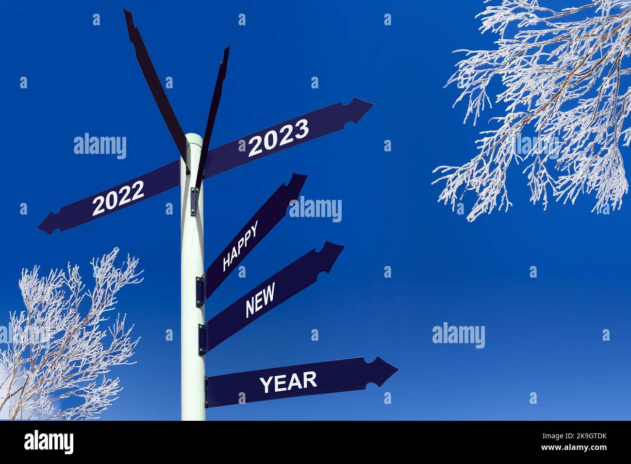 Bonne année 2023 sur les panneaux de direction, les arbres enneigés, les salutations hivernales Banque D'Images