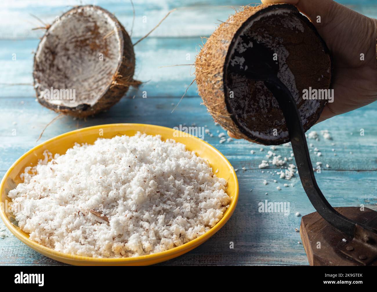Les coquilles et le sol avec un grattoir sur une table en bois bleu Banque D'Images