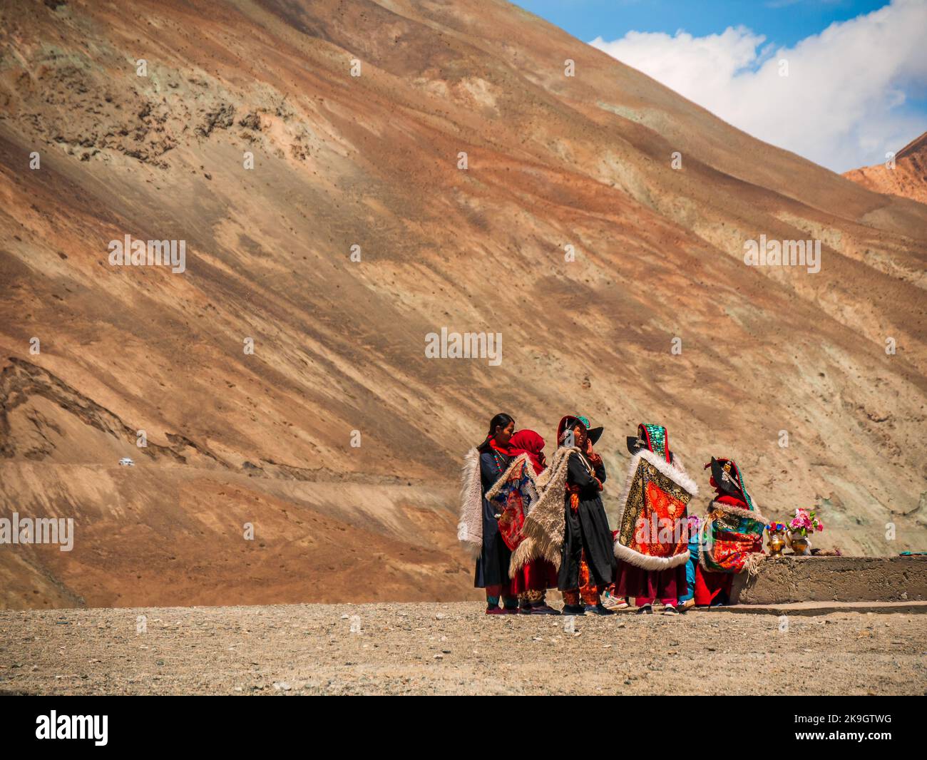 Ladakh, Inde - 23 juin,2022: Groupe de femelles Ladakhi dans le Goucha traditionnel. Banque D'Images