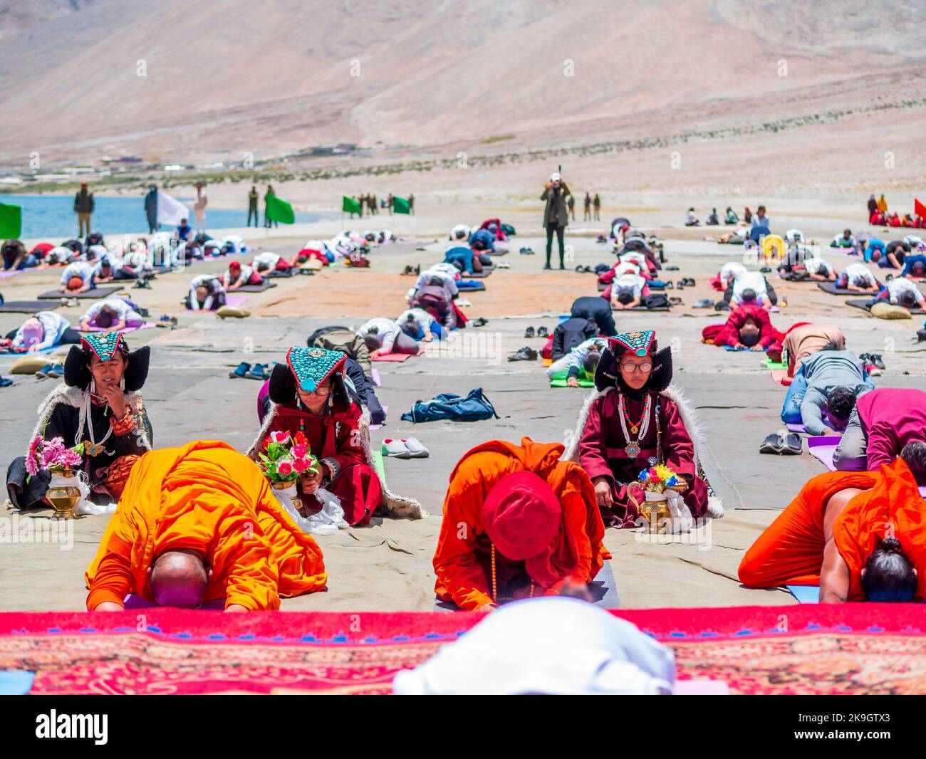 Ladakh, Inde - 23 juin,2022: Les personnes de Ladakhi pratiquant le yoga au lac de Pangong lors de la journée internationale de yoga. Ladakh est le plateau le plus élevé en Inde Banque D'Images
