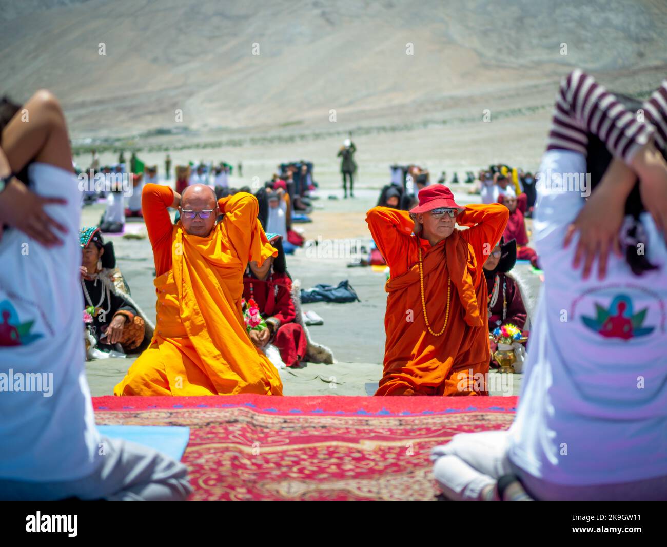 Ladakh, Inde - 23 juin,2022: Les personnes de Ladakhi pratiquant le yoga au lac de Pangong lors de la journée internationale de yoga. Ladakh est le plateau le plus élevé en Inde Banque D'Images