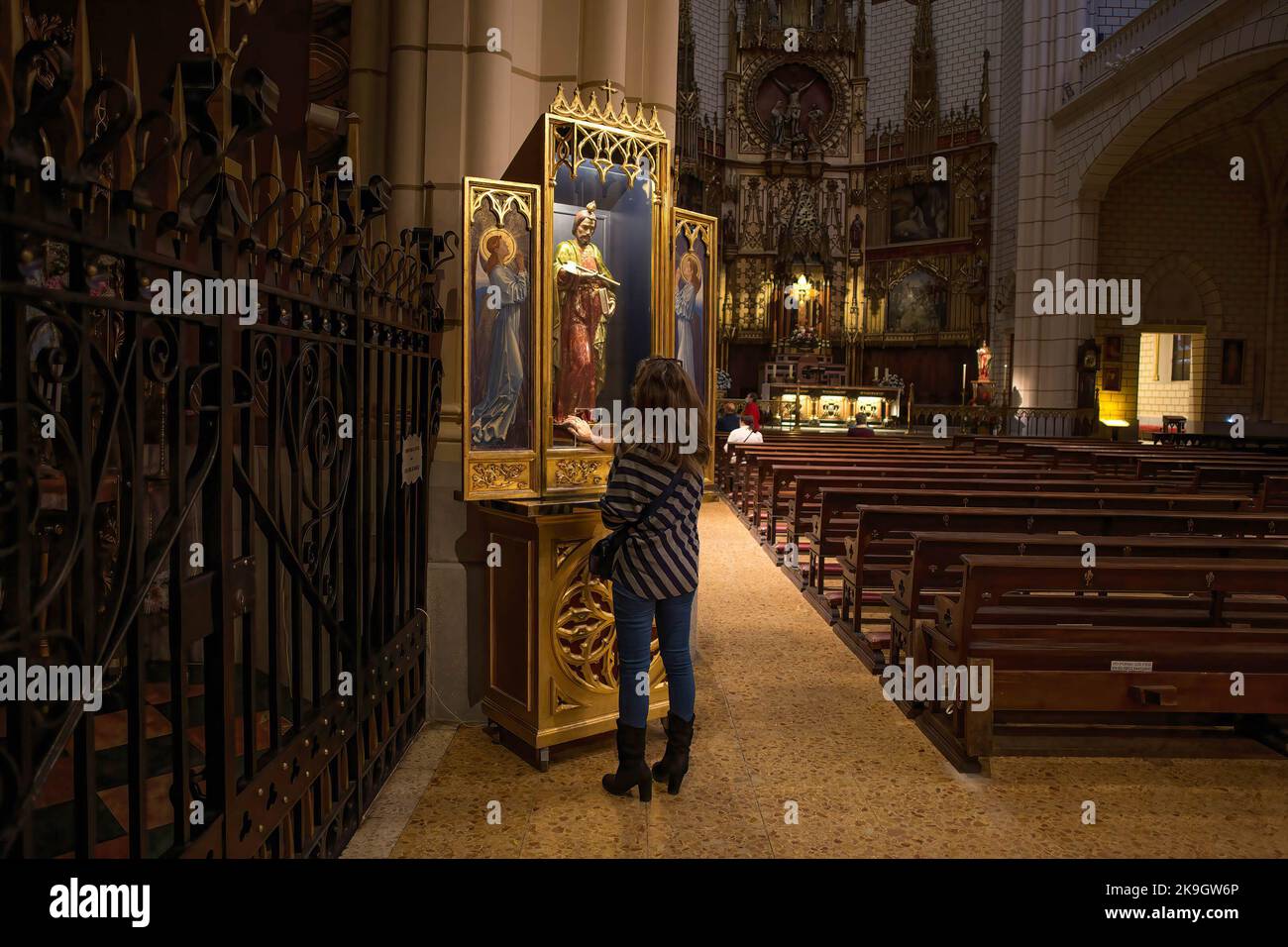 Madrid, Espagne. 28th octobre 2022. Une femme met sa main sur les pieds de l'image de San Judas Tadeo à l'intérieur de l'Iglesia de Santa Cruz dans le centre de Madrid pendant la célébration du jour de San Judas Tadeo. Chaque 28 octobre, jour de San Judas Tadeo est célébré, Saint patron des causes perdues et difficiles. Dans le centre de Madrid, sur la rue Atocha, l'église de Santa Cruz est située, qui abrite l'image de San Judas Tadeo à laquelle des milliers de croyants catholiques viennent le toucher et demander ses prières. (Photo par Luis Soto/SOPA Images/Sipa USA) crédit: SIPA USA/Alay Live News Banque D'Images Madrid, Espagne. 28th octobre 2022. Une femme met sa main sur les pieds de l'image de San Judas Tadeo à l'intérieur de l'Iglesia de Santa Cruz dans le centre de Madrid pendant la célébration du jour de San Judas Tadeo. Chaque 28 octobre, jour de San Judas Tadeo est célébré, Saint patron des causes perdues et difficiles. Dans le centre de Madrid, sur la rue Atocha, l'église de Santa Cruz est située, qui abrite l'image de San Judas Tadeo à laquelle des milliers de croyants catholiques viennent le toucher et demander ses prières. (Photo par Luis Soto/SOPA Images/Sipa USA) crédit: SIPA USA/Alay Live News Banque D'Images