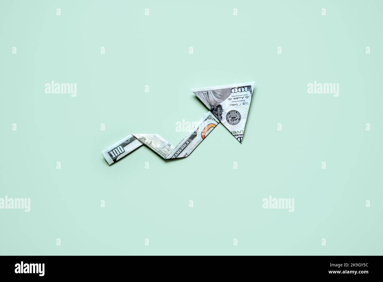 Concept de crise financière de l'inflation. Flèche croissante du billet de dollar et de l'inflation de mot sur fond bleu. Augmentation du coût de la vie. Banque D'Images