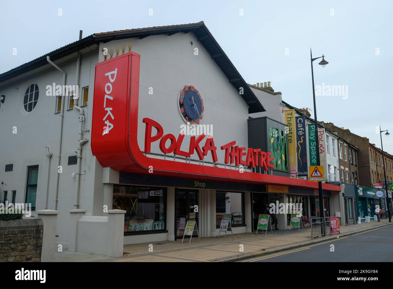 Londres - octobre 2022 : Polka Theatre à Wimbledon, dans le sud-ouest de Londres. Un théâtre pour enfants avec café et aire de jeux Banque D'Images