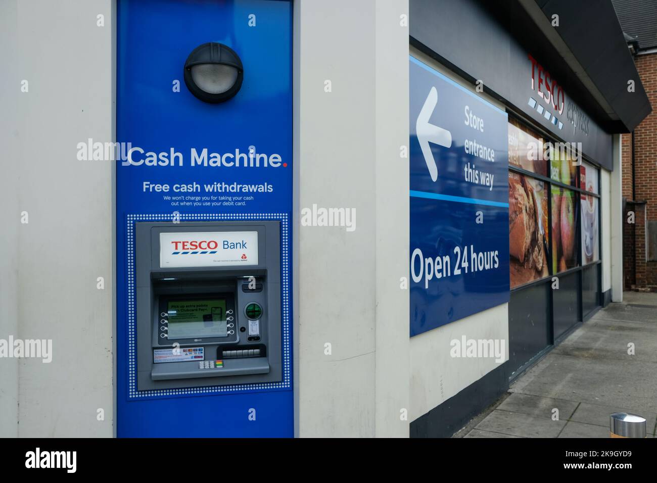 Londres - octobre 2022 : distributeur de billets de la Tesco Bank à une station-service de Tesco Esso à Wimbledon, dans le sud-ouest de Londres Banque D'Images