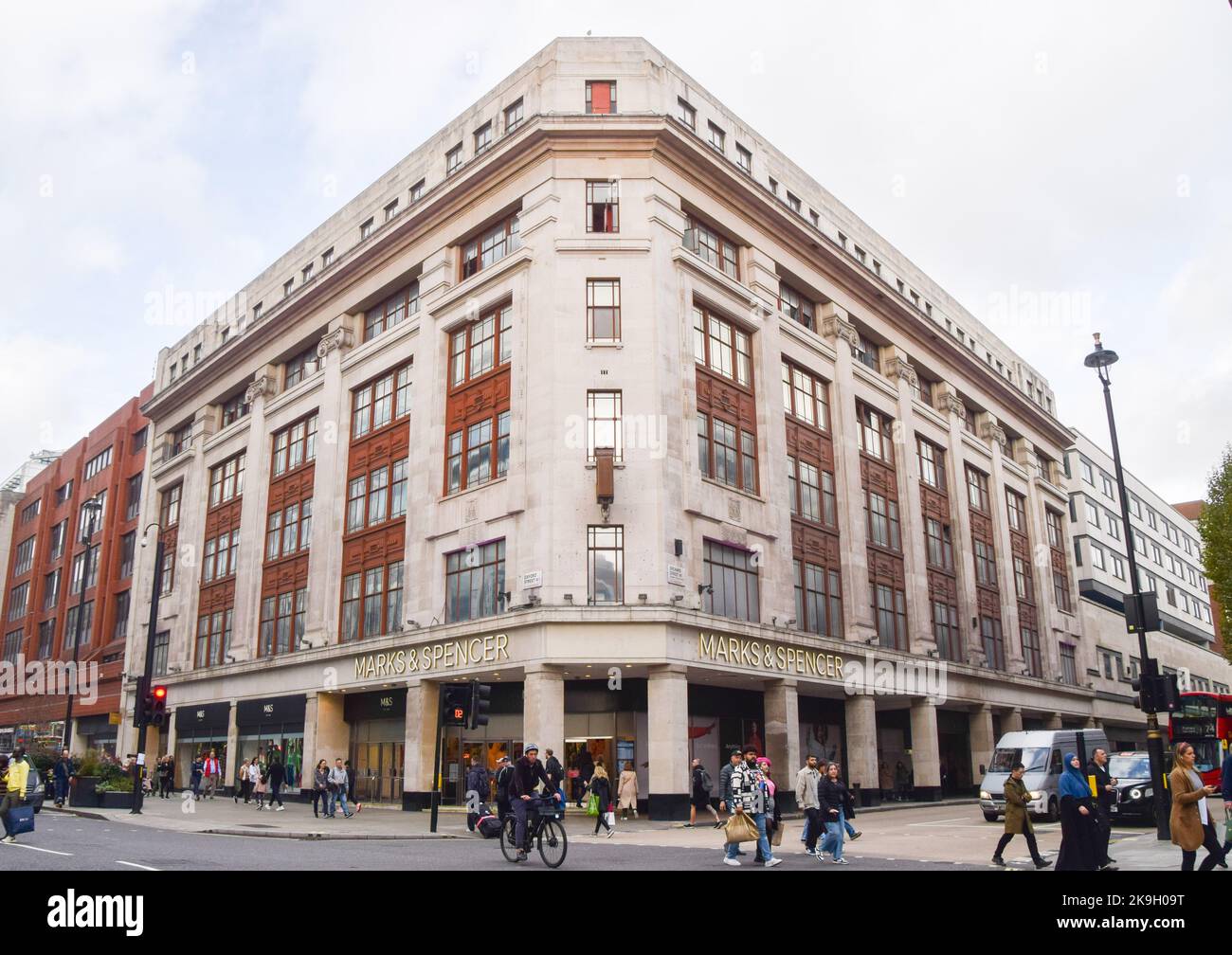 Londres, Royaume-Uni. 28th octobre 2022. Vue générale du magasin Marks & Spencer sur Oxford Street, près de Marble Arch. Marks & Spencer prévoit de démolir le bâtiment et de reconstruire le magasin. Les opposants disent que le projet va libérer des dizaines de milliers de tonnes de carbone dans l'atmosphère, et que la rénovation plutôt que la démolition pure et simple serait une meilleure solution. (Credit image: © Vuk Valcic/SOPA Images via ZUMA Press Wire) Credit: ZUMA Press, Inc./Alamy Live News Banque D'Images