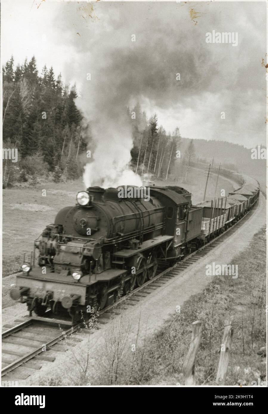 Trafikaktiebolaget Grängesberg - chemins de fer Oxelösund, TGOJ M3T 73 devant un certain nombre de trolleys de minerai en amont. Banque D'Images