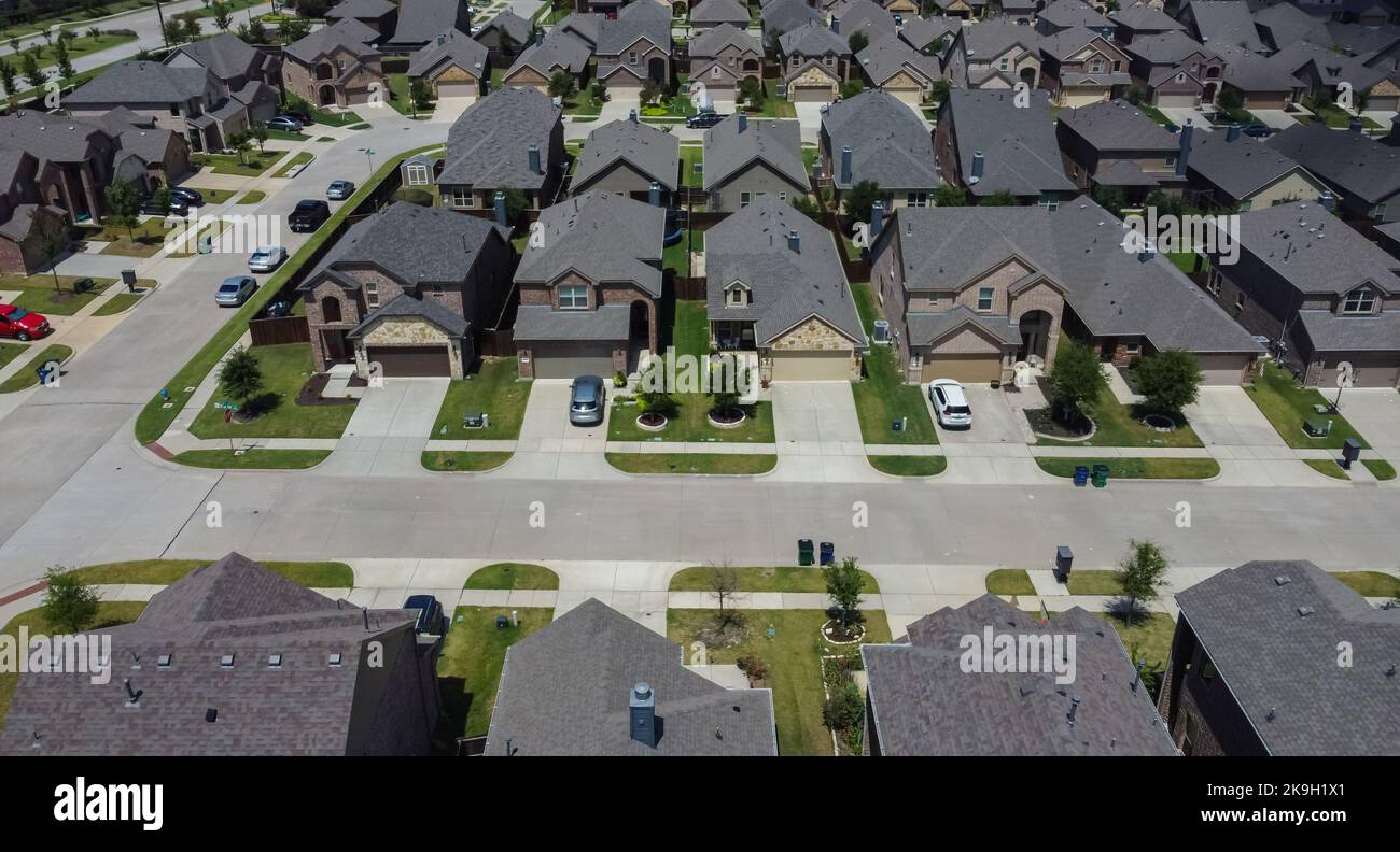 McKinney, TX États-Unis - 5 août 2022: Vue aérienne des maisons communautaires avec des plantes et des voitures à McKinney Banque D'Images