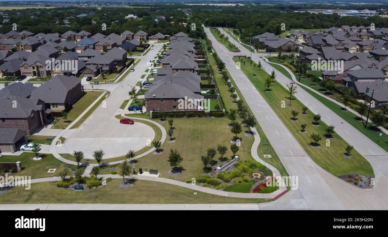 McKinney, TX États-Unis - 5 août 2022: Vue aérienne des maisons communautaires avec plantes et allée à McKinney Banque D'Images