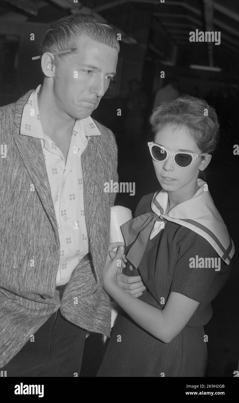 Photo du dossier datée du 27/05/58 du chanteur de rock 'n' roll Jerry Lee Lewis et de sa mariée de 13 ans, Myra, se préparent à quitter l'aéroport de Londres pour l'Amérique après l'annulation de sa tournée au Royaume-Uni après qu'il ait été jalonné sur la scène d'un théâtre de Londres. M. Lee Lewis est décédé à l'âge de 87 ans, a déclaré son attaché de presse. Date de publication : vendredi 28 octobre 2022. Banque D'Images