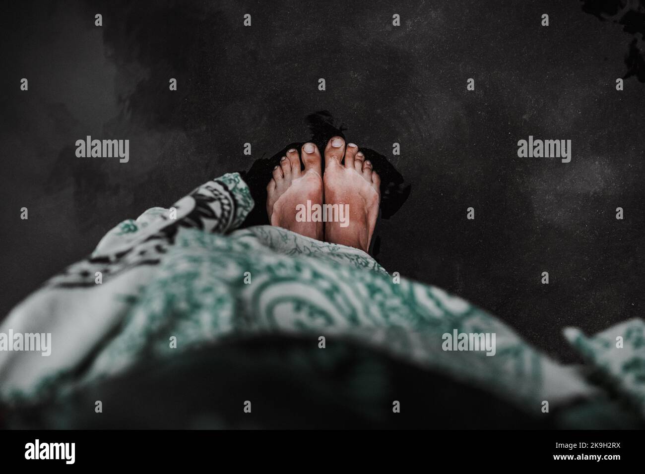 les pieds de l'homme se mouiller dans la rivière Banque D'Images