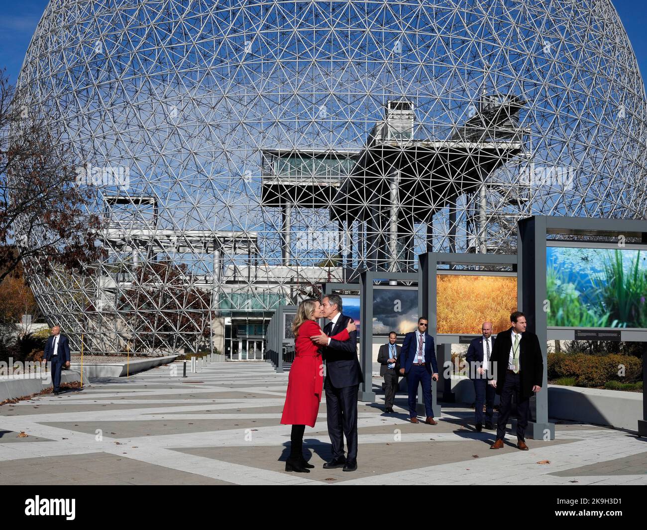Canada. 28th octobre 2022. La secrétaire D'État AMÉRICAINE Antony Blinken et la ministre des Affaires étrangères Melanie Joly ont fait leurs adieux après une visite à la Biosphère à Montréal, le vendredi 28 octobre 2022. LA PRESSE CANADIENNE/Ryan Remiorz crédit: La presse canadienne/Alamy Live News Banque D'Images