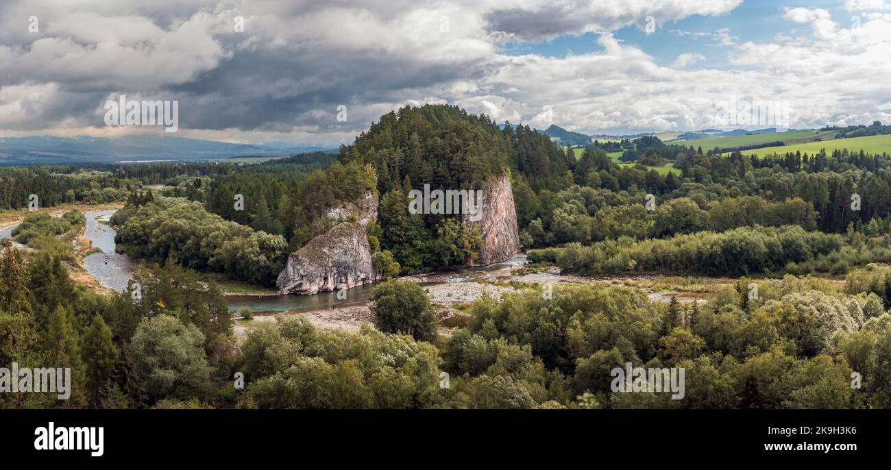 La gorge de la rivière Białka. Vue sur un magnifique rocher, une rivière et des forêts. Białka Tatrzańska, Pologne Banque D'Images