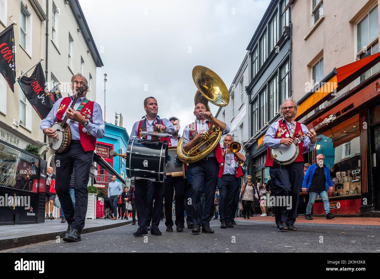 Cork, Irlande. 28th octobre 2022. Aujourd'hui est le premier jour du festival de jazz Guinness Cork 44th. En plus des groupes qui jouent dans les lieux, les rues de Cork accueillent des concerts impromptus. Le groupe de jazz 'Lamarotte' joue dans les rues de Cork. Crédit : AG News/Alay Live News Banque D'Images