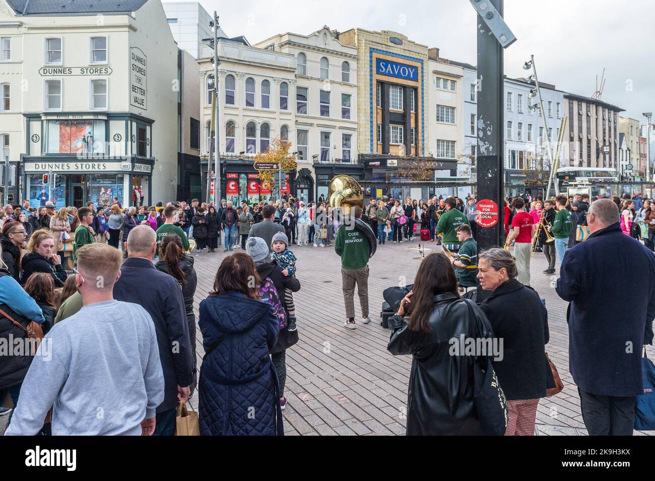 Cork, Irlande. 28th octobre 2022. Aujourd'hui est le premier jour du festival de jazz Guinness Cork 44th. En plus des groupes qui jouent dans les lieux, les rues de Cork accueillent des concerts impromptus. Le groupe de cuivres basé à Cork, « Code of Behavior », a joué à d'énormes foules sur Patrick Street. Crédit : AG News/Alay Live News Banque D'Images