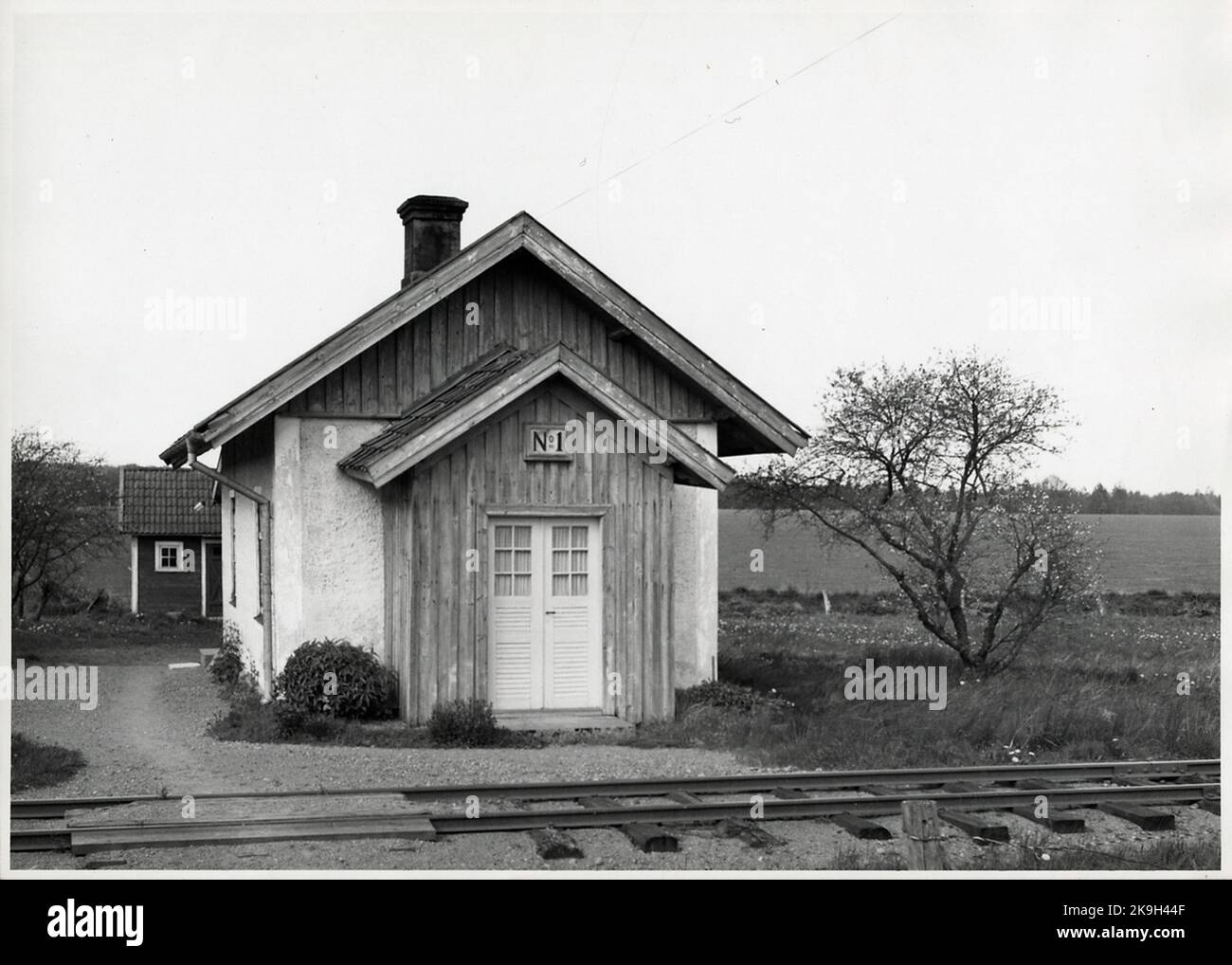 Garde-chaîne numéro 1 sur la ligne entre Hjo et Stenstorp. La maison de garde-piste est appelée les portes de la crête et a été gérée depuis plusieurs années par l'association Hjo Garden et l'association Hjo Beekeeper. Banque D'Images