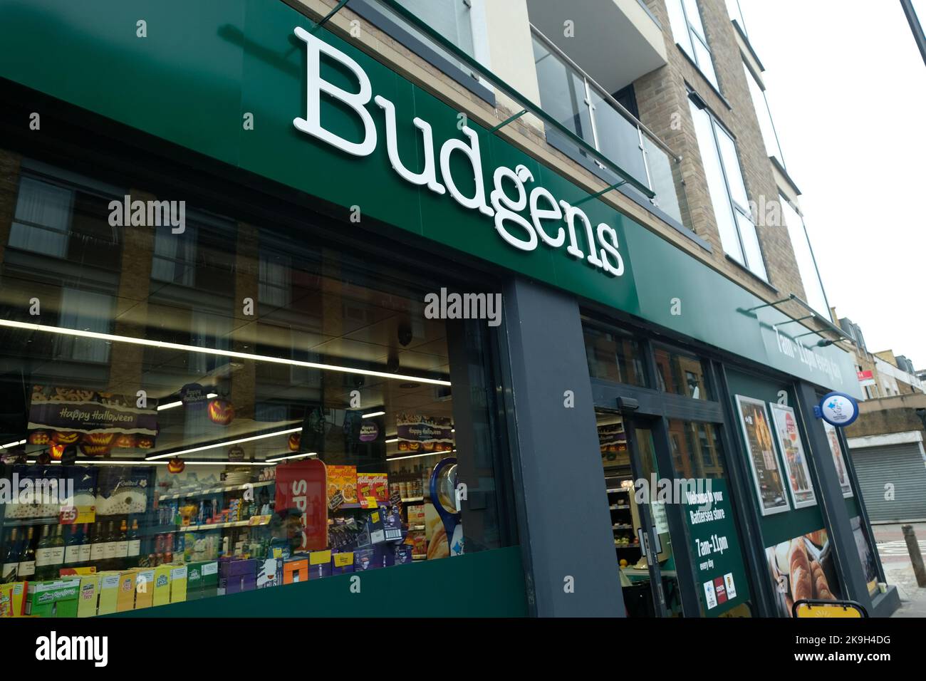 Londres - octobre 2022 : magasin Budgens dans le sud-ouest de Londres - Une chaîne de dépanneurs britannique Banque D'Images