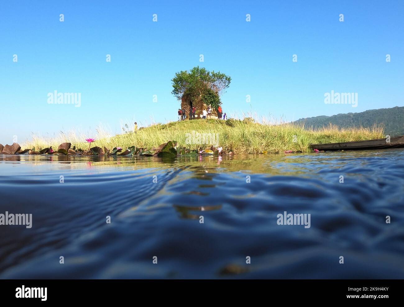 Sylhet, Sylhet, Bangladesh. 28th octobre 2022. Tombe du roi Vijay Singha du Royaume de Jainta. Le roi Vijay Singh du royaume de Jaintia a été noyé à Dibir Haor. Il devint roi en 1774 et mourut après un règne de seulement cinq ans. Pendant son règne, les rébellions éclataient parmi les habitants des collines et des plaines. Il a ensuite été assassiné dans une course à bateaux par le Central Bill dans le cadre d'une conspiration conjointe. Il y a été enterré avec dignité royale. C'est son mausolée. (Credit image: © MD Akbar Ali/ZUMA Press Wire) Credit: ZUMA Press, Inc./Alamy Live News Banque D'Images