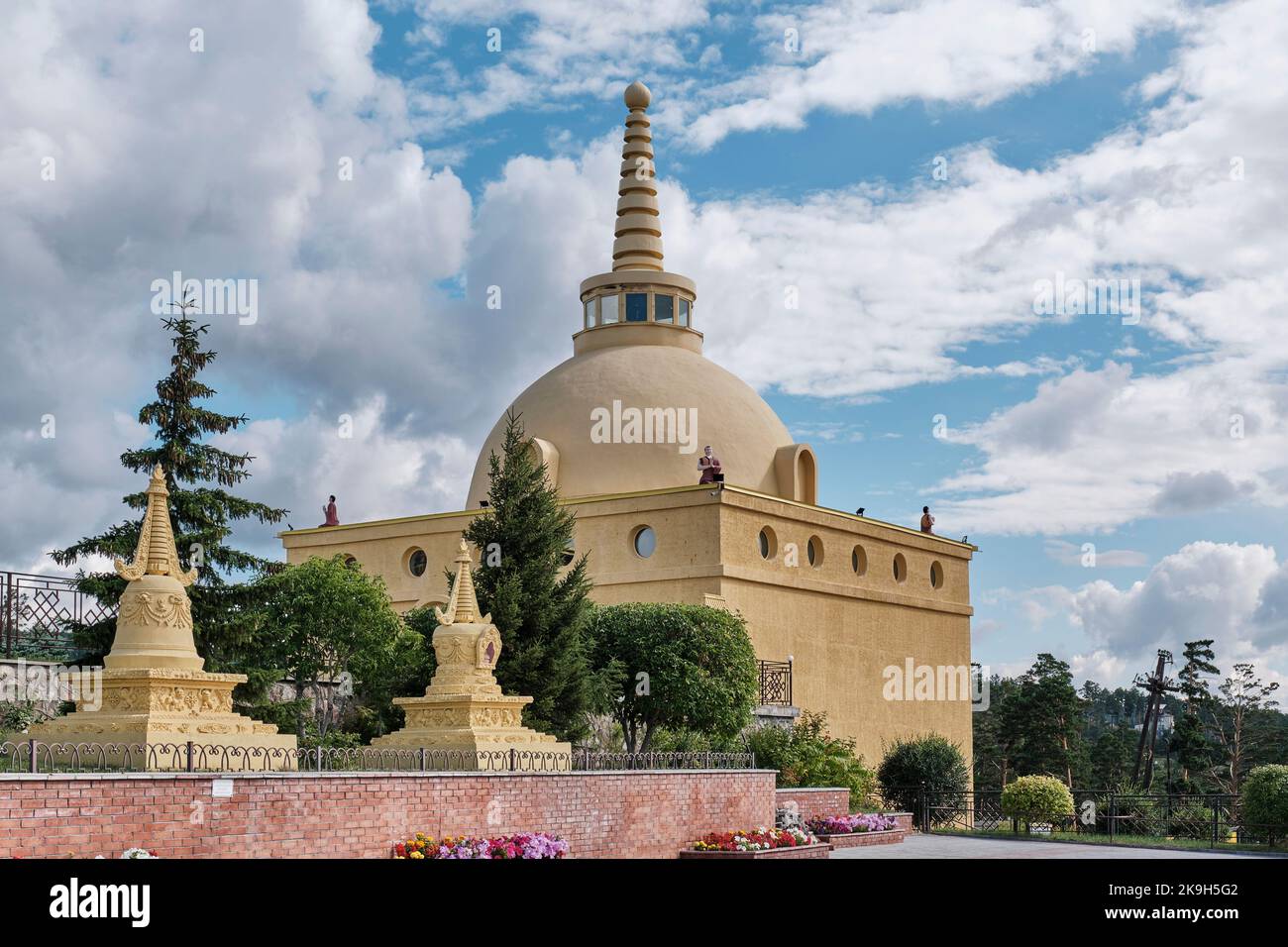 Stupas bouddhiste. Le Dignan bouddhiste Rinpoché Bagsha sur le mont Lysaya, Ulan-Ude, Buryatia, Russie. Banque D'Images