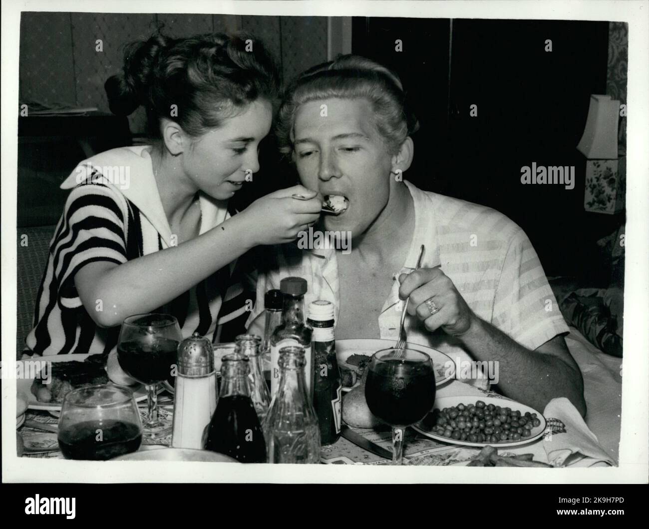 05 mai 1958 - le chanteur Jerry Lewis et sa jeune mariée: Le chanteur Jerry Lee Lewis peut avoir à couper court son tour théâtral de la Grande-Bretagne - en raison de la publicité sur sa jeune mariée de treize ans. Il a été dit que le mariage avec M~ra avait eu lieu avant que son divorce de sa deuxième femme ait été obtenu. Lorsqu'il apparut à Grenade, il se dressait devant la scène une foule d'adolescents qui chantait « nous détestons Jerry Lewis », « Babysnatcher » et « Voir lui faire tourner sa femme dans un landau ». La photo montre Myra la femme de treize ans, Jerry Lee Lewis, dans leur chambre d'hôtel la nuit dernière. (Crédit Banque D'Images