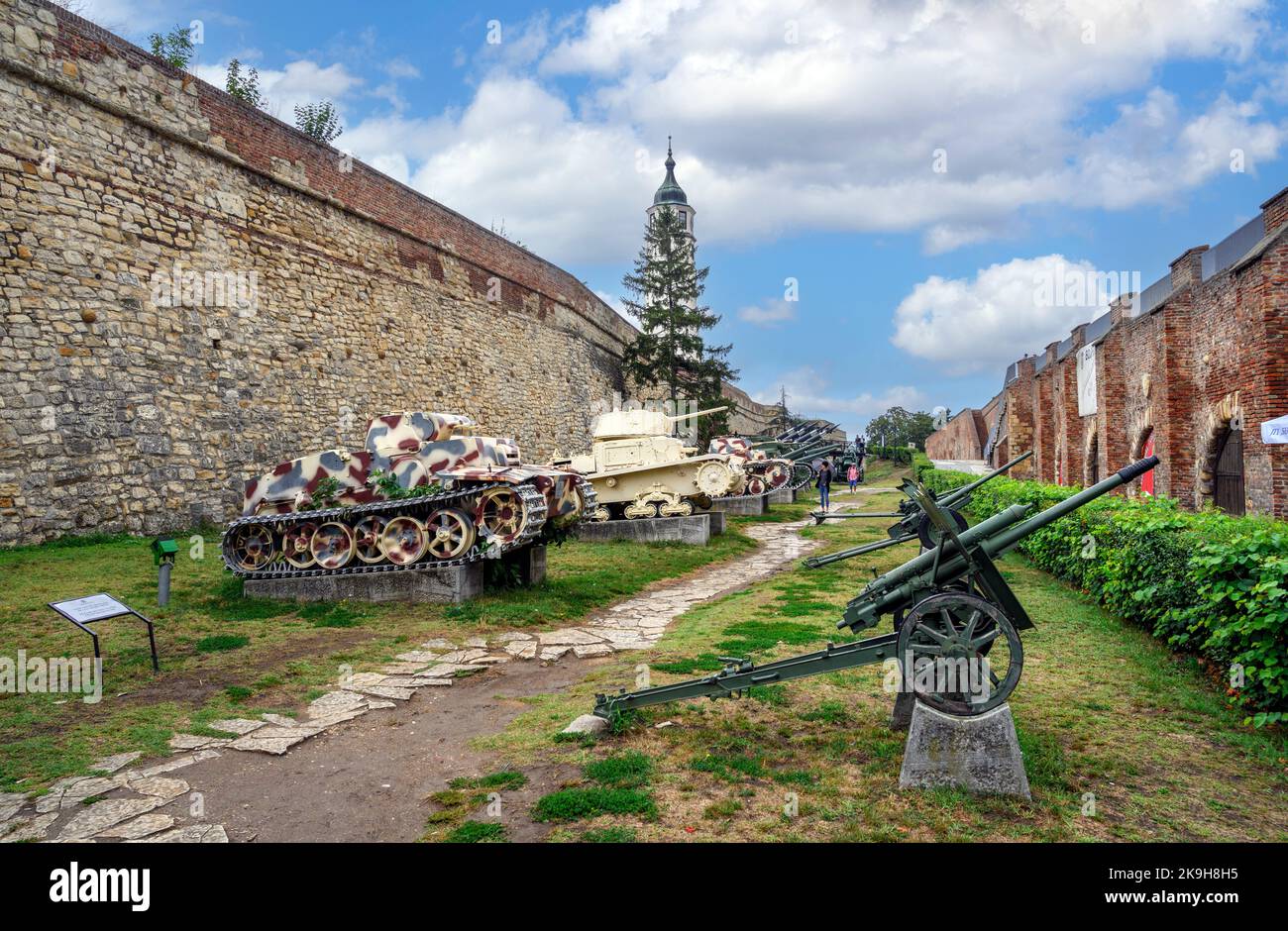 Exposition de chars et de fusils par les murs de la forteresse de Belgrade, en regardant vers la tour de l'horloge, Belgrade, Serbie Banque D'Images