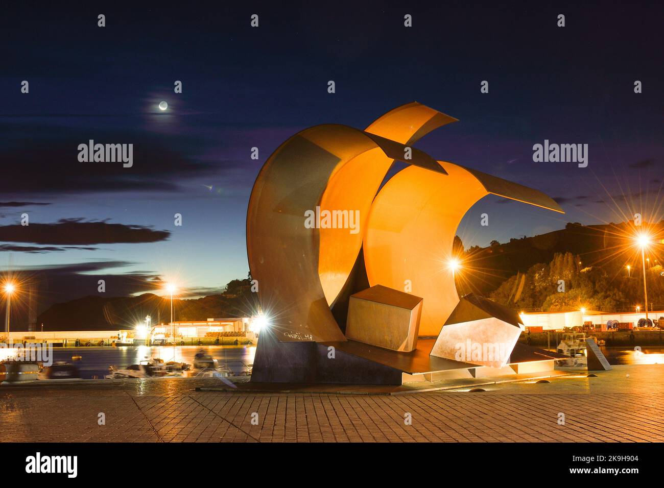 The Wave, Sculpture de Nestor Basterretxea, dans le port de Bermeo Banque D'Images