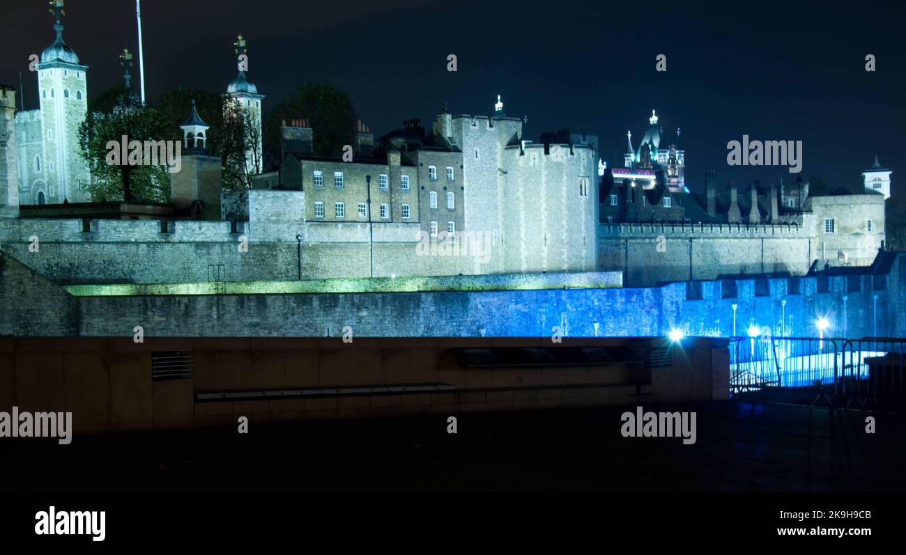 Tour de Londres (la nuit), Tower Hill, Londres, Royaume-Uni - construite à l'origine par les Normands, cette tour a été ajoutée et rénovée plusieurs fois. Banque D'Images