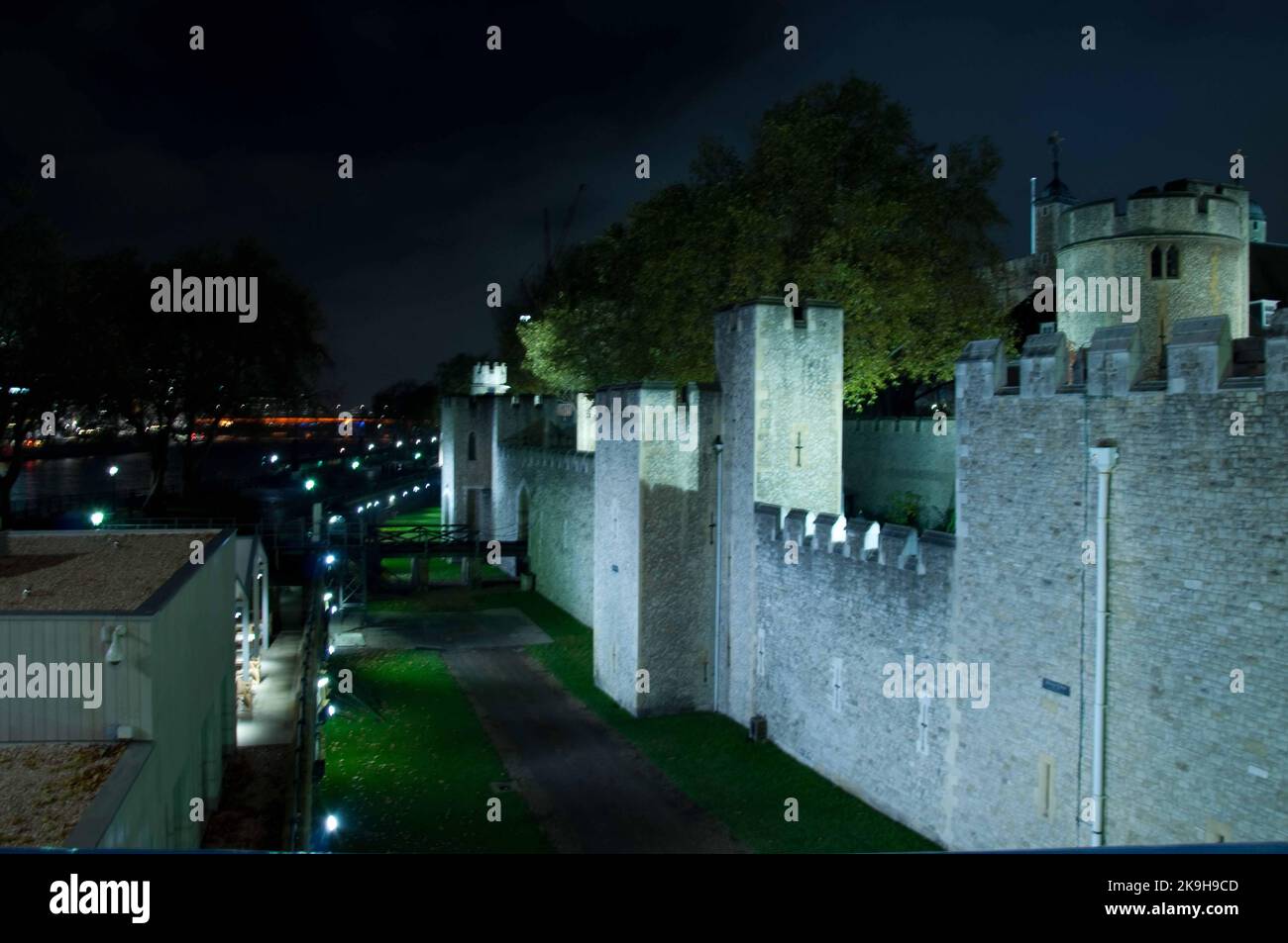 La Tamise et la Tour de Londres (la nuit), Tower Hill, Londres, Royaume-Uni - construite à l'origine par les Normands, cette tour a été ajoutée et rénovée Banque D'Images