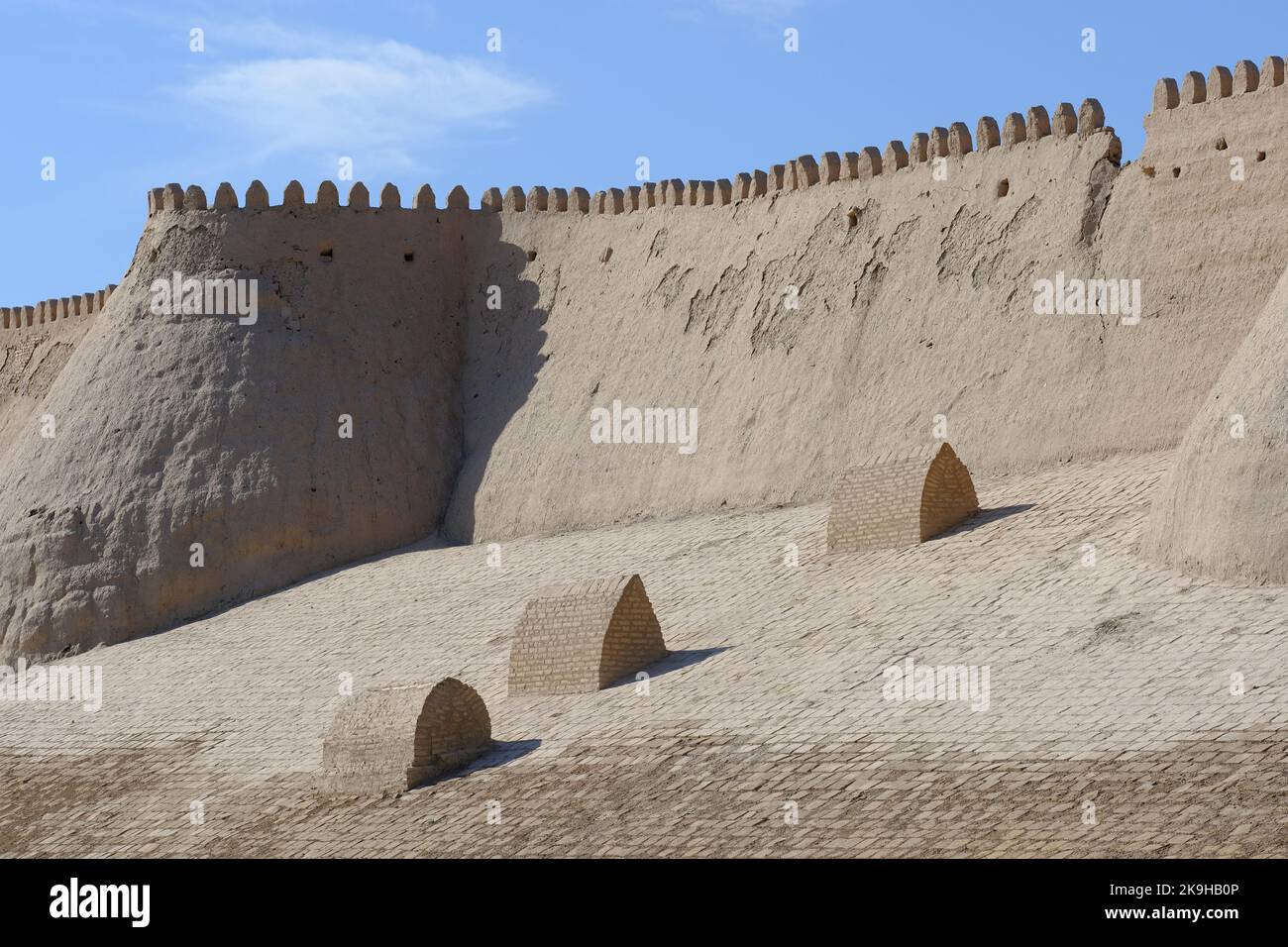 Khiva Ouzbékistan les anciens murs de boue de la ville fortifiée d'Inchon Qala, site classé au patrimoine mondial de l'UNESCO en août 2022 Banque D'Images