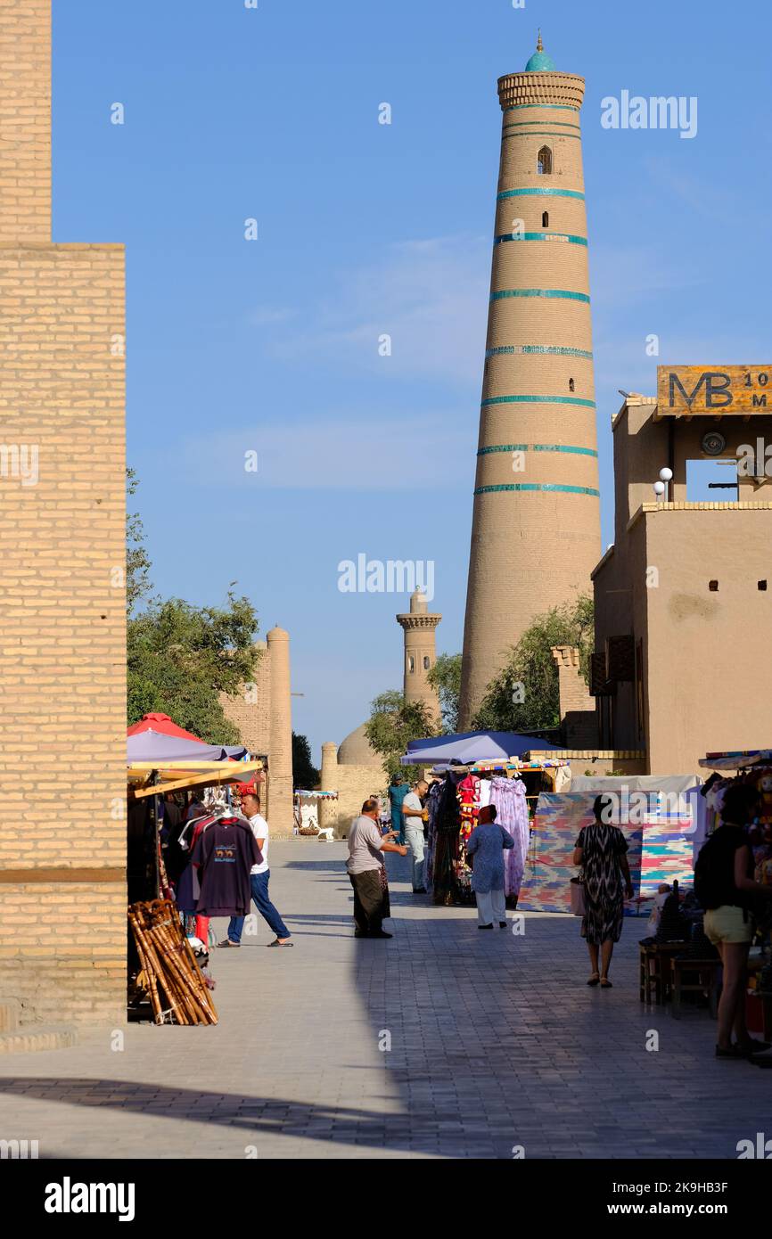 Khiva Ouzbékistan le magnifique Islam Khoja Madrasa et Islam Khoja Minaret au sein de l'Ichon Qala en août 2022 Banque D'Images