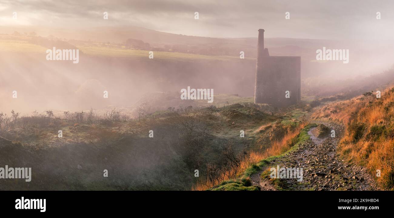 La brume matinale fond lentement tandis que le soleil se brise à travers le nuage bas dans la vallée près de Mary Tavy et le sentier menant à W Banque D'Images