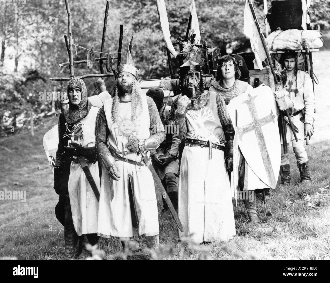 JOHN CLEESE comme Sir Lancelot GRAHAM CHAPMAN comme le roi Arthur TERRY JONES comme Sir Bedevere et MICHAEL PALIN comme Sir Galahad en MONTY PYTHON ET LE SAINT GRAAL 1975 réalisateurs TERRY GILLIAM et TERRY JONES écrit par Graham Chapman John Cleese Eric Idle Terry Gilliam Terry Jones et Michael Palin costume design Hazel Pethig Python (Monty) photos en association avec Michael White Productions / National film Trustee Company / EMI film Distributors Banque D'Images