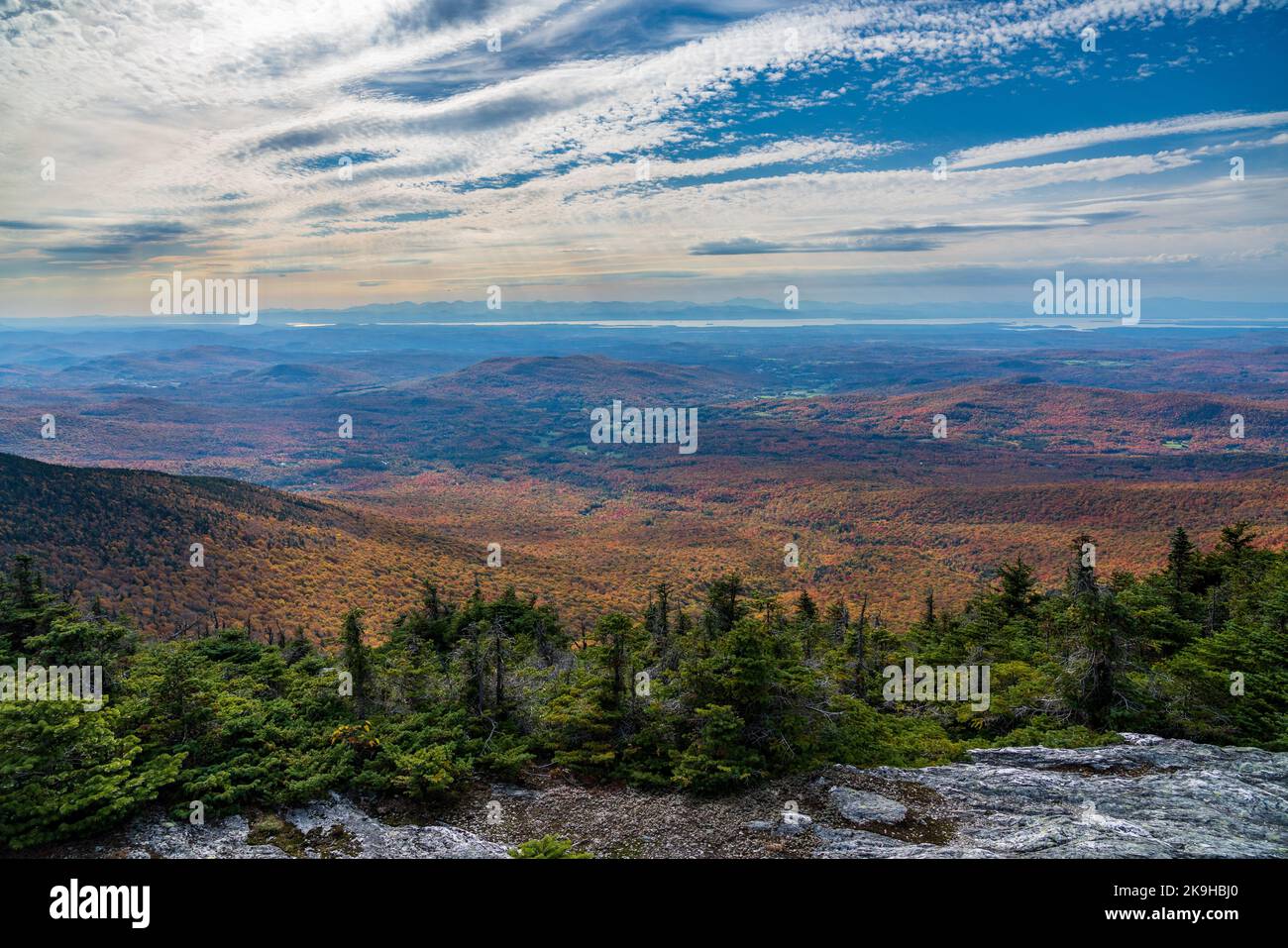 Vue depuis le sommet du mont Mansfield près de Stowe dans le Vermont en direction du lac Champlain et des Adirondacks Banque D'Images