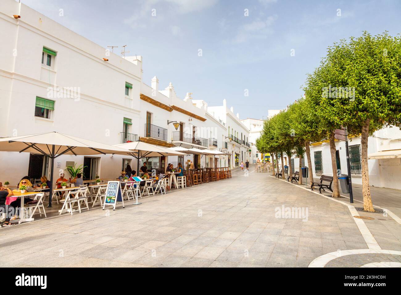 Une rue dans la ville blanche de Conil de la Frontera, province de Cadix, Andalousie, Espagne Banque D'Images