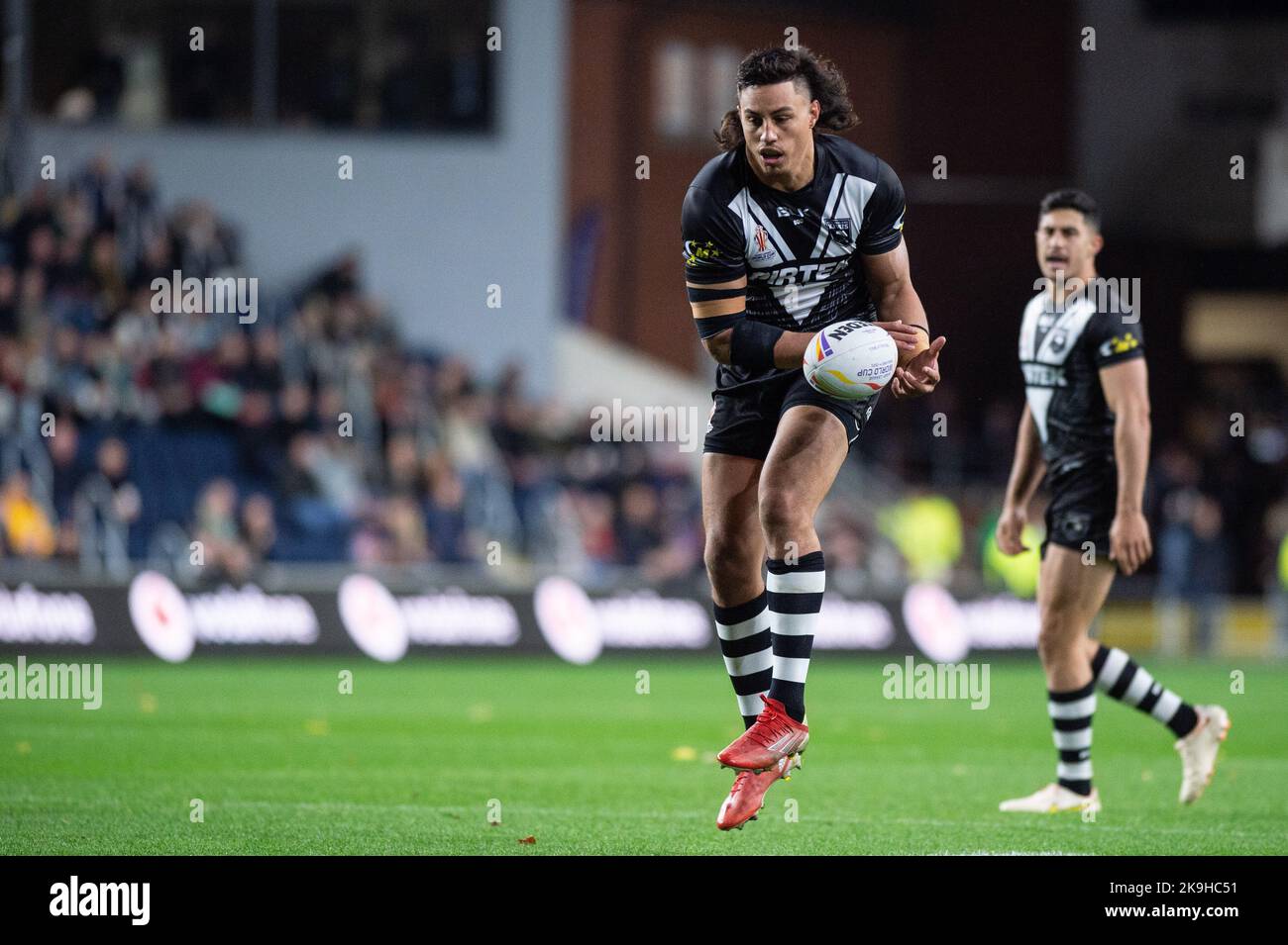 Leeds, Royaume-Uni. 28th octobre 2022 - coupe du monde de rugby coupe Nouvelle-Zélande contre Irlande au stade Headingley, Leeds, Royaume-Uni - Joseph Tapine de Nouvelle-Zélande fume le ballon tôt. Crédit : Dean Williams/Alay Live News Banque D'Images