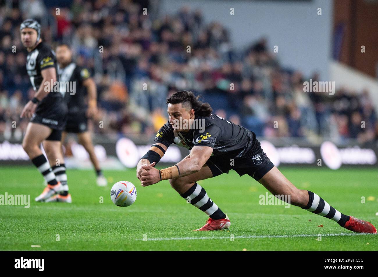 Leeds, Royaume-Uni. 28th octobre 2022 - coupe du monde de rugby coupe Nouvelle-Zélande contre Irlande au stade Headingley, Leeds, Royaume-Uni - Joseph Tapine de Nouvelle-Zélande fume le ballon tôt. Crédit : Dean Williams/Alay Live News Banque D'Images